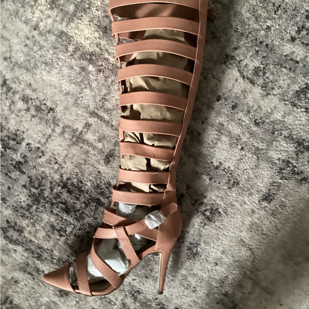 Breckelle’s 7.5 peach boots